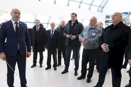Лукашенко поручил правительству во что бы то ни стало удовлетворить спрос населения на отечественные авто