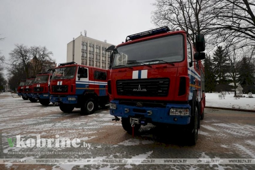 Пять новых пожарных автоцистерн переданы в гарнизоны МЧС Брестской области. Одна из них - в Кобринский