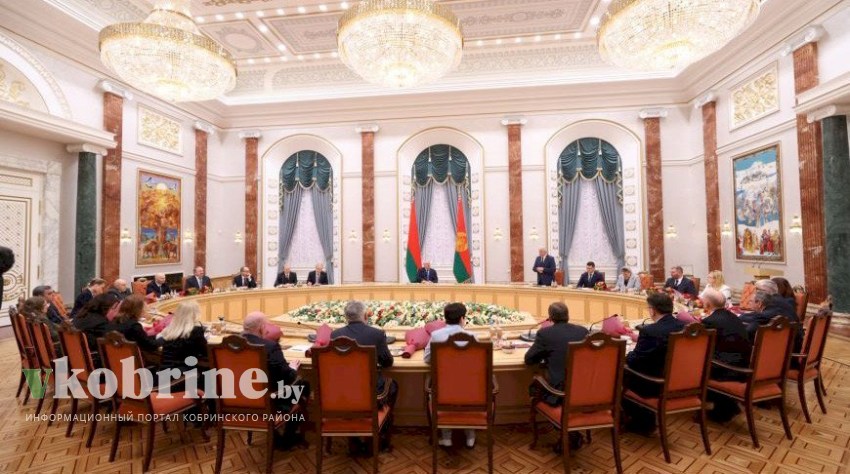 Переговоры с Путиным, «путешествие» в Антарктиду, ротация в Минздраве и научная мысль. Итоги недели Президента