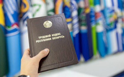 Обязательно ли брать аванс и как оспорить увольнение: с какими вопросами приходят к профсоюзным юристам