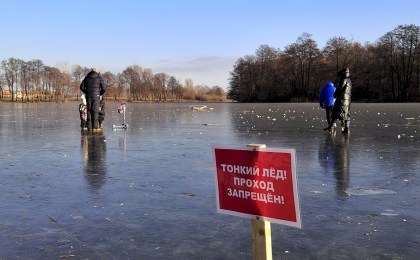 Кобринским любителям зимней рыбалки: осторожно, тонкий лед!