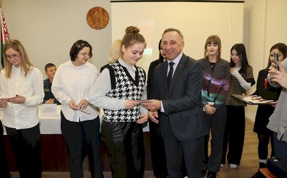 Учащимся Кобринщины торжественно вручили билеты ОО «БРСМ» 