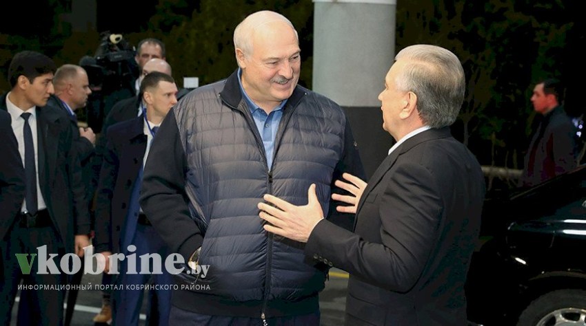 Лукашенко по прилете в Ташкент встретился с Мирзиёевым, формат для беседы президенты выбрали необычный