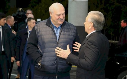 Лукашенко по прилете в Ташкент встретился с Мирзиёевым, формат для беседы президенты выбрали необычный