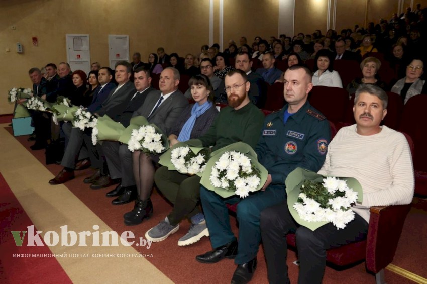 В Кобрине наградили победителей районного соревнования среди организаций и коллективов и конкурса на лучшее новогоднее оформление