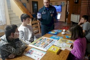 В рамках акции «Безопасность – в каждый дом!» работники нашего РОЧС посетили семьи Кобринской детской деревни