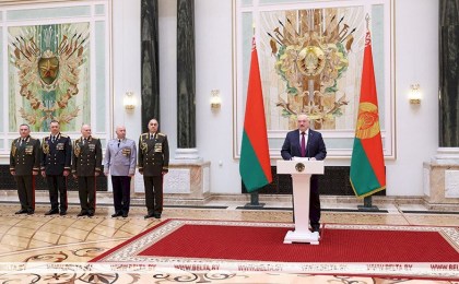 Лукашенко вручил госнаграды и генеральские погоны представителям высшего офицерского состава