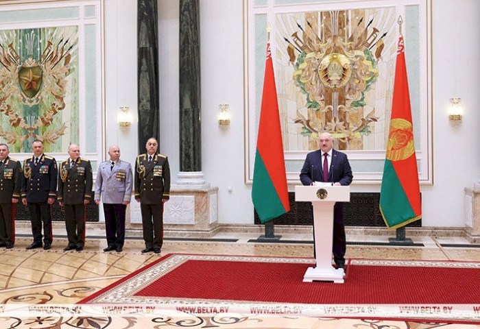 Лукашенко вручил госнаграды и генеральские погоны представителям высшего офицерского состава