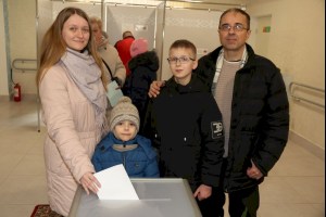 Голосование и на участках N5 в ГУО «Начальная школа N10» и N4 в ГУО «Средняя школа N9» г. Кобрина