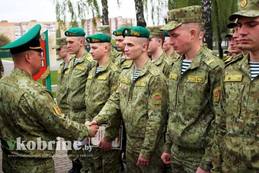 «Благодарю за службу»: в Пинском погранотряде чествовали военнослужащих и их родителей