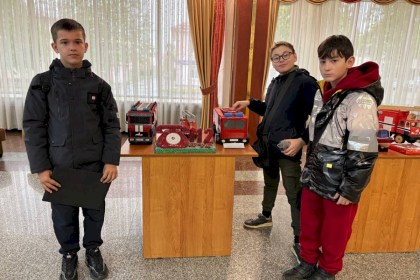 «Безопасные каникулы»: популярный спектакль открыл третий сезон