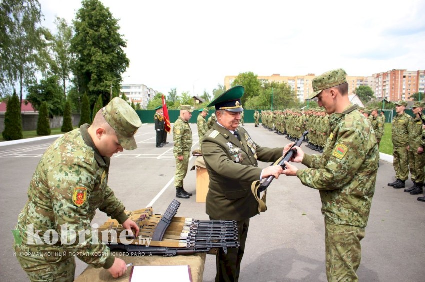 Ритуал вручения боевого оружия новому пополнению состоялся в Пинском погранотряде