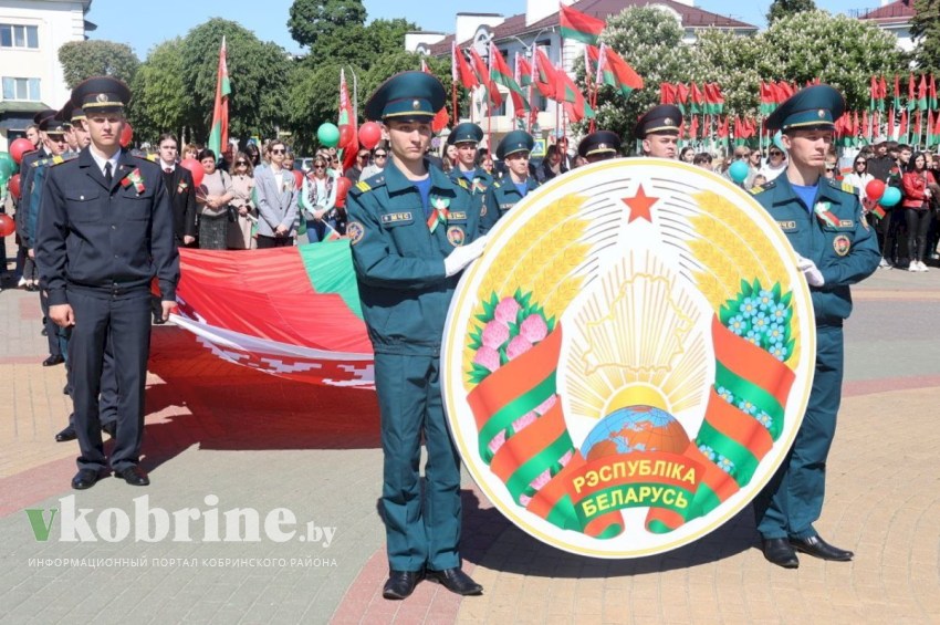 Праздничное мероприятие, посвященное Дню Государственного флага, герба и гимна Республики Беларусь «Мы грамадзяне адзінай краіны», прошло на площади Ленина