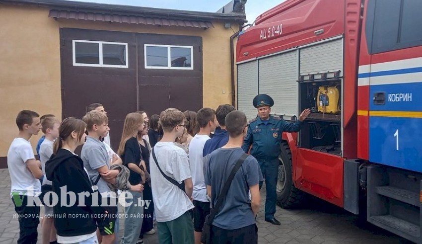  В рамках республиканской акции «Каникулы без дыма и огня» работники Кобринского РОЧС побывали в пришкольном лагере средней школы №6 г.Кобрина