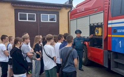 В рамках республиканской акции «Каникулы без дыма и огня» работники Кобринского РОЧС побывали в пришкольном лагере средней школы №6 г.Кобрина