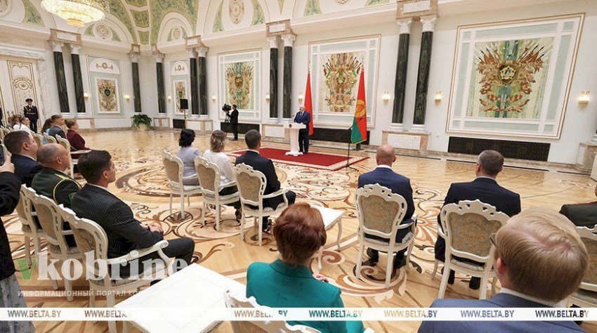 «Вы - символ будущего родной Беларуси». Лукашенко наградил выпускников вузов