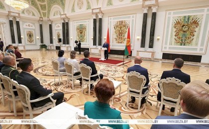 «Вы - символ будущего родной Беларуси». Лукашенко наградил выпускников вузов