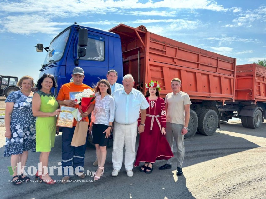 В рамках республиканского проекта «Молодежь - за урожай!» поздравили первого водителя - тысячника Павла Сиротюка