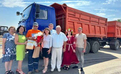 В рамках республиканского проекта «Молодежь - за урожай!» поздравили первого водителя - тысячника Павла Сиротюка