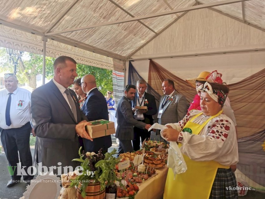 Подворья «Запрашаюць гаспадары» на аллеях кобринского парка (фото)