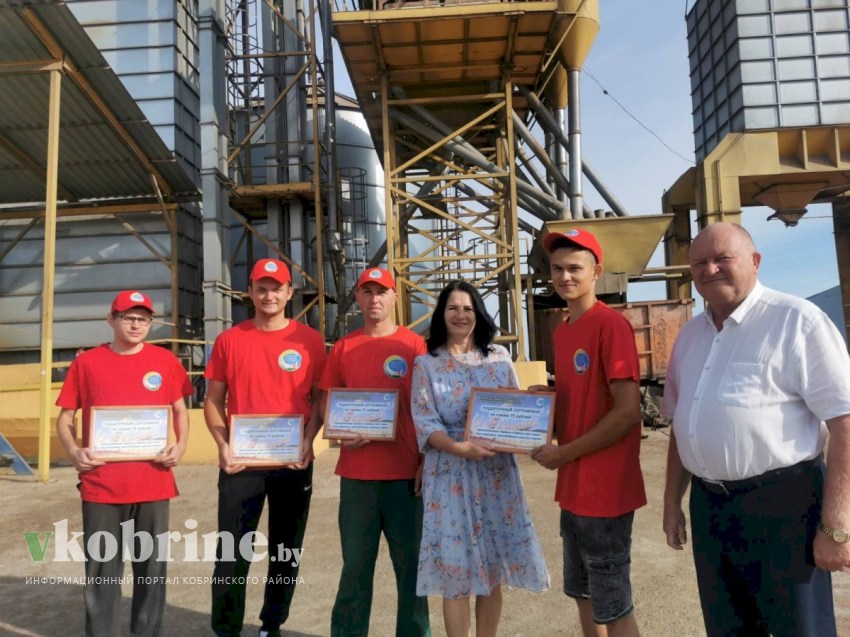 Уборочная кампания - 2024 продолжается. Кого в ОАО «Агро-Кобринское» отметили за хорошие результаты