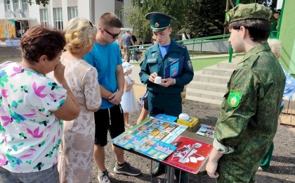 В аг. Батчи работники Кобринского РОЧС рассказали про безопасность в доме