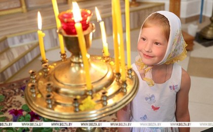 Православные верующие празднуют Успение Пресвятой Богородицы