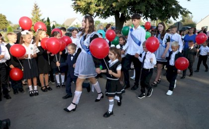 Торжественная линейка, посвященная началу учебного года, проходит в Батчинской средней школе