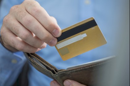 Легкие деньги или тюрьма? Почему нельзя продавать банковские карты посторонним 