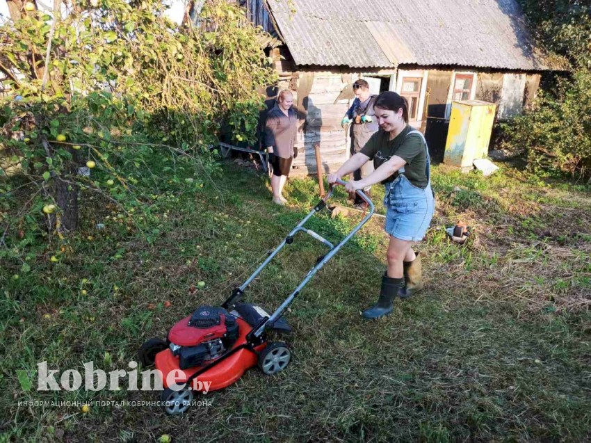 Волонтеры из «Крыльев ангела» помогли навести порядок жительнице деревни Патрики