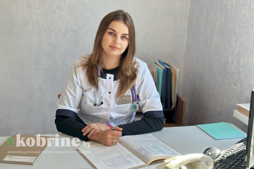 Фельдшер Карина Щурова помогает жителям д. Верхолесье проходить диспансеризацию
