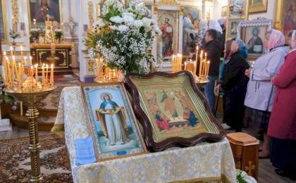 Православные верующие празднуют Покров Пресвятой Богородицы