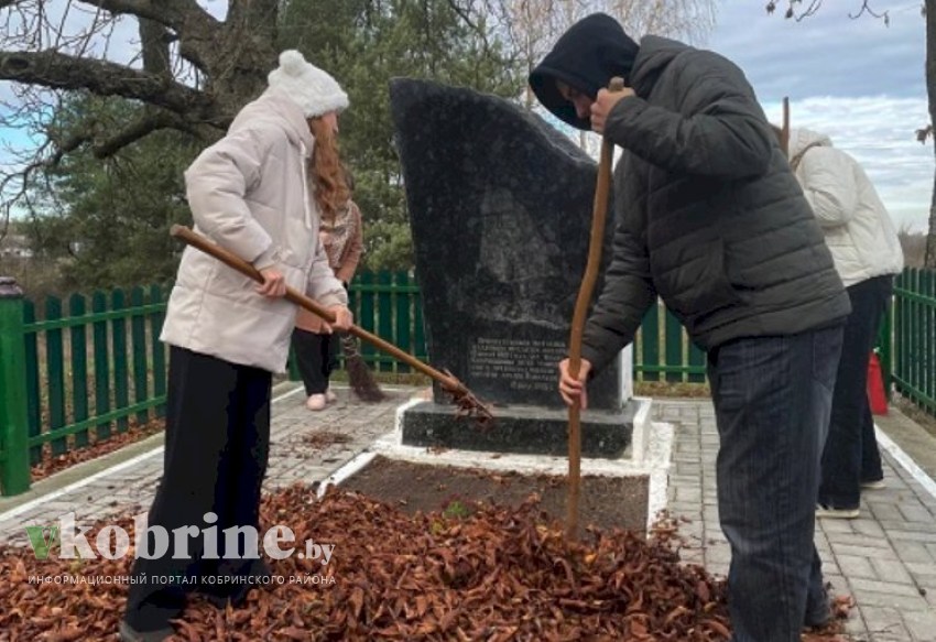Благоустройство воинских захоронений прошло в деревне Именин
