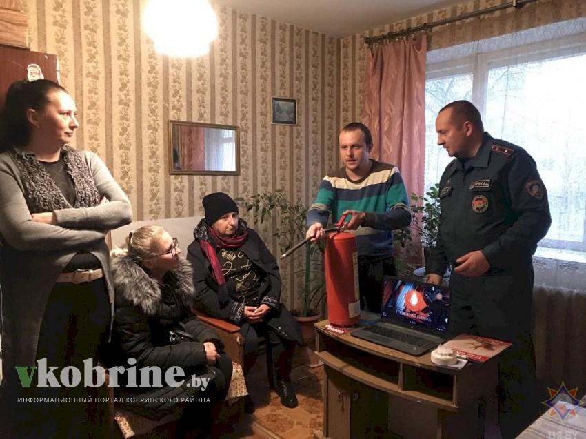  Работники МЧС встретились с жильцами общежитий