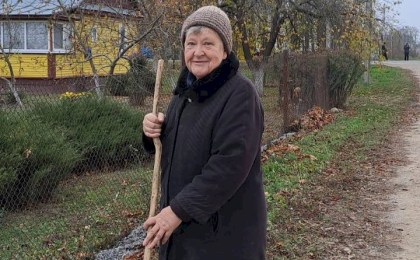 Жительница д. Патрики помогает поддерживать чистоту на территории