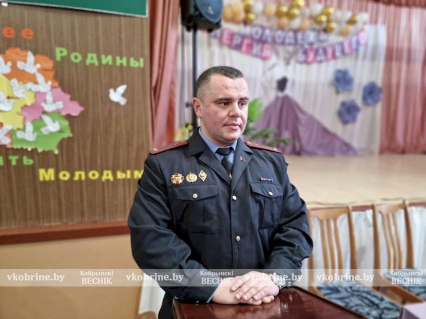 Представители Кобринского РОВД встретились с учащимися колледжа сферы обслуживания