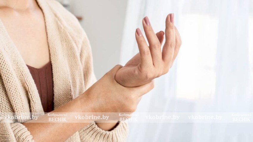 Врач объяснил, почему болят суставы в холодную погоду