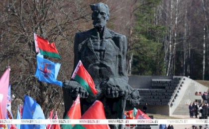 Колокола и людская скорбь. В день памяти Хатыни на мемориале возлагают цветы 