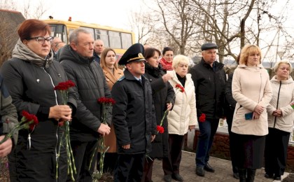 «Наш святой долг не только хранить память, но и установить виновных»: митинг-реквием прошел в деревне Каменка