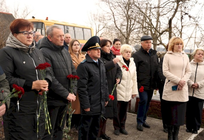 «Наш святой долг не только хранить память, но и установить виновных»: митинг-реквием прошел в деревне Каменка