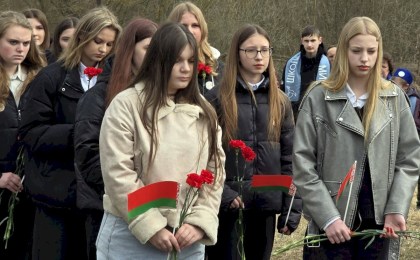 На месте сожженной деревни Орел почтили память жертв фашизма
