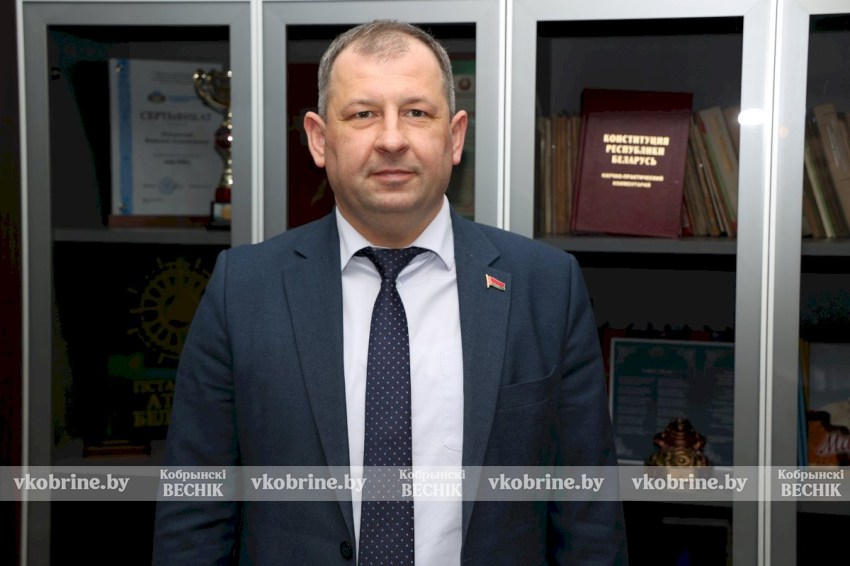 Депутат Виталий Подлужный уверен, к земле нужно относиться по-хозяйски, а к людям – с вниманием и уважением