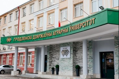 Сроки вступительной кампании, новые специальности, льготы - о чем еще могут спросить абитуриенты на горячей линии