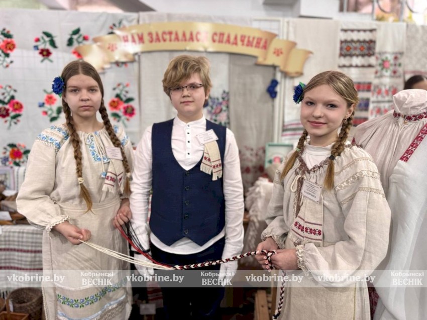 Районный фестиваль школьных музеев - от советской школьницы и пионера до льняной одежды и лаптей из луба