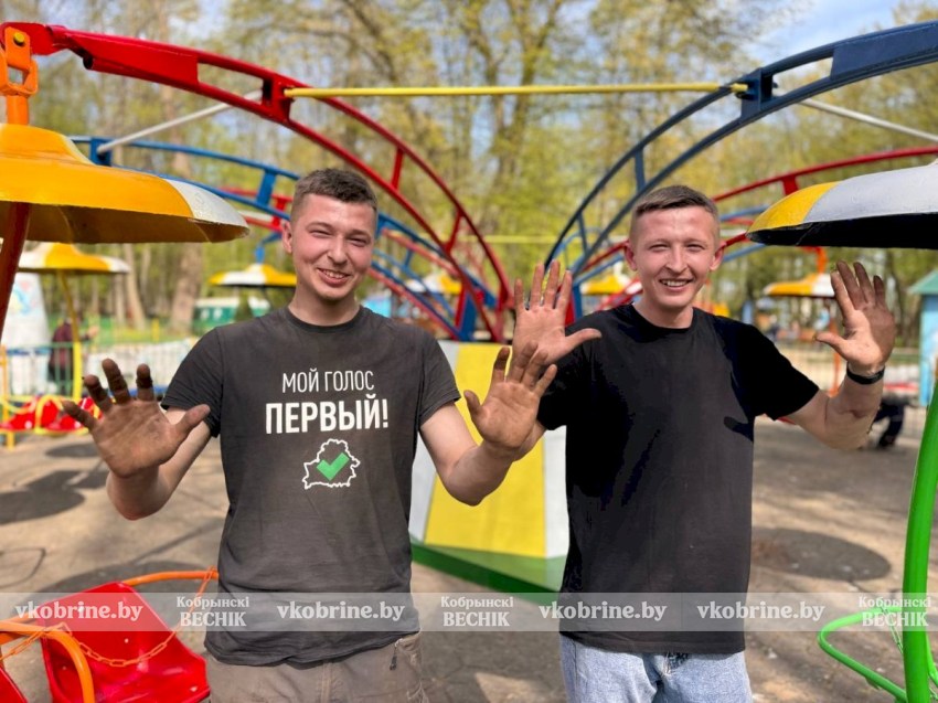 Парни из Кобрина бесплатно обновили аттракцион в парке - за 100 000 лайков сказали, что обновят еще один 
