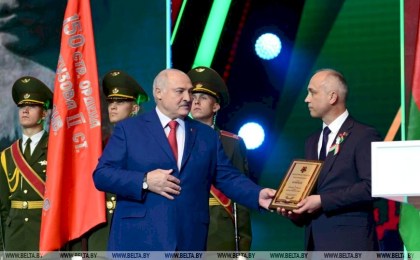 Президент Александр Лукашенко вручил председателю Кобринского райисполкома Александру Мойсеюку вымпел «За мужество и стойкость в годы Великой Отечественной войны»