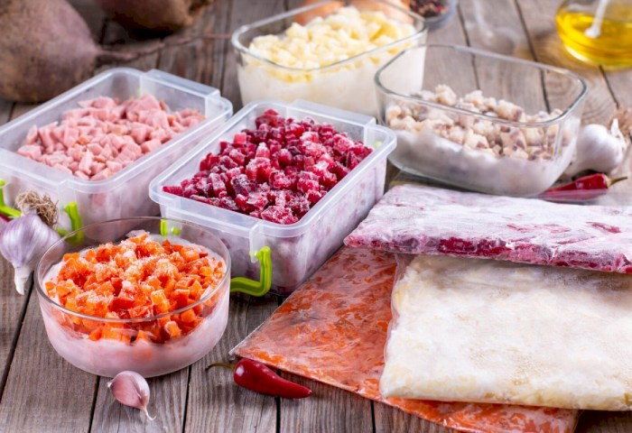 Замораживали сырые яйца или молочные продукты? Вот и зря - узнали, что еще нельзя класть в морозилку