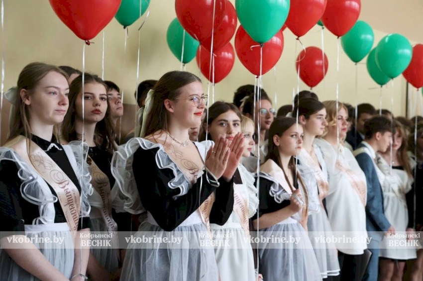  Атмасфера радасці і настальгіі – у сярэдняй школе № 6 прагучаў апошні званок