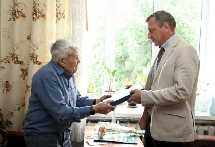 Ветэран ВАВ Нінэль Гасюк перадаў політэхнічнаму каледжу кнігу «Наш Прэзідэнт»