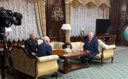 Президенту Беларуси Александру Лукашенко вручили медаль
